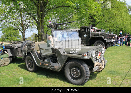 US Army Ford M151A1 MUTT (Military Utility Tactical Truck) (1963). Domenica delle castagne, 10 maggio 2015. Bushy Park, Hampton Court, London Borough of Richmond, Inghilterra, Gran Bretagna, Regno Unito, Regno Unito, Regno Unito, Europa. Sfilata di veicoli d'epoca e classici e mostre con attrazioni della zona fieristica e rievocazioni militari. Credito: Ian Bottle / Alamy Live News Foto Stock