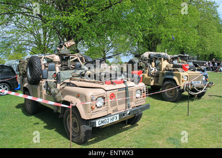 "Pathfinder" Land Rover Defender (2002) e forze speciali Land Rover, domenica del castagno, 10 maggio 2015. Bushy Park, Hampton Court, London Borough of Richmond, Inghilterra, Gran Bretagna, Regno Unito, Regno Unito, Regno Unito, Europa. Sfilata di veicoli d'epoca e classici e mostre con attrazioni della zona fieristica e rievocazioni militari. Credito: Ian Bottle / Alamy Live News Foto Stock