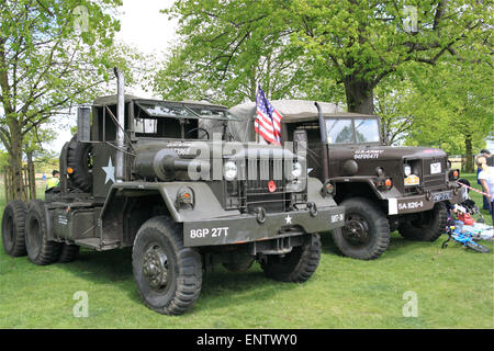 Unità motrice US Army Kaiser M52A2 (1957) e camion Kaiser M52A2 (1967). Domenica delle castagne, 10 maggio 2015. Bushy Park, Hampton Court, London Borough of Richmond, Inghilterra, Gran Bretagna, Regno Unito, Regno Unito, Regno Unito, Europa. Sfilata di veicoli d'epoca e classici e mostre con attrazioni della zona fieristica e rievocazioni militari. Credito: Ian Bottle / Alamy Live News Foto Stock