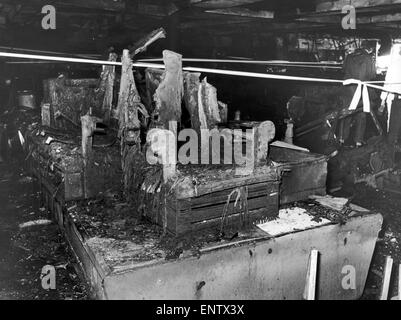 La mattina dopo il fuoco senza visceri Woolworths departent store nella zona centrale di Manchester martedì 8 maggio 1979. Il negozio è stato il più grande Woolworths in Europa, con sei piani più il seminterrato è di due livelli. Il fuoco che è iniziato in secondo piano reparto di arredamento, ucciso nove acquirenti e un membro del personale. Si è creduto che il fuoco è stato avviato da un danneggiamento del cavo elettrico che aveva mobili impilati nella parte anteriore di essa. Foto Stock