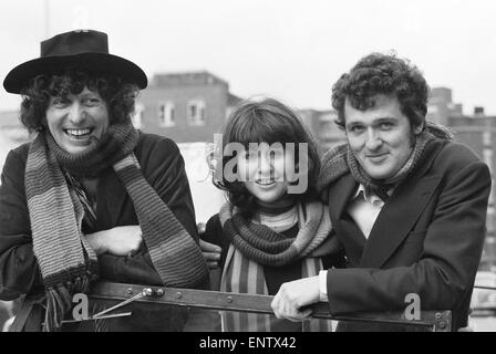 Medico che, attore Tom Baker - il quarto medico - nella foto al di fuori di Acton rehersal camere con assistenti Sarah Jane Smith svolto da attrice Elisabeth Sladen e John Andrews ha suonato da Ian Marter. Il 9 dicembre 1974. Foto Stock