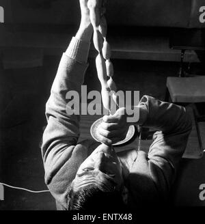 Salsiccia campione del mangiare: Joe Steele di Bedlington campione del Northumberland insaccato crudo campione del mangiare. Circa 1965. Foto Stock