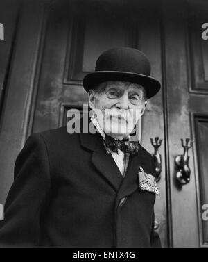 Novanta tre anni il generale Sir Ian Hamilton torna alla sua casa di Londra in seguito alla sua partecipazione nel marzo da Horseguards Parade a Westminster Abbey per una Chiesa sfilata organizzata dalla South African veterani di guerra associazione. Circa nel giugno 1946. Foto Stock