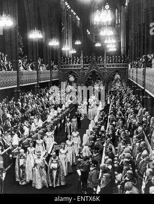 L incoronazione della Regina Elisabetta II. La regina passeggiate in processione verso la porta occidentale di Westminster Abbey. 2 Giugno 1953. Foto Stock