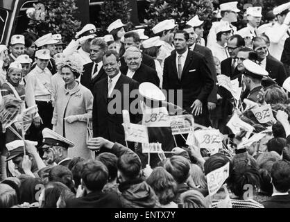 La regina e il Duca di Edimburgo a Berlino Ovest. Visto qui con Herr Willy Brandt, sindaco di Berlino Ovest. Il 28 maggio 1965. Foto Stock