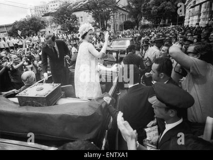 Royal Tour, Salvador, Brasile. La regina delle forme d'onda da lì per il giro della Papamobile. Il 6 novembre 1968. Foto Stock