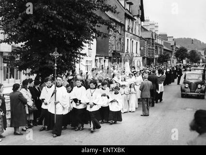 Bala pellegrinaggio: oltre 20.000 pellegrini provenienti da Inghilterra, Galles e Irlanda si radunano a Bala per il pellegrinaggio. La nostra immagine mostra: Alcuni dei 20.000 pellegrini camminando in processione per le strade di Bala. Il 29 giugno 1952 Foto Stock