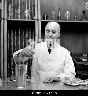 Joe Gilmore top barman al Savoy Hotel di Londra si vede qui la preparazione di cocktail. 1970 Foto Stock