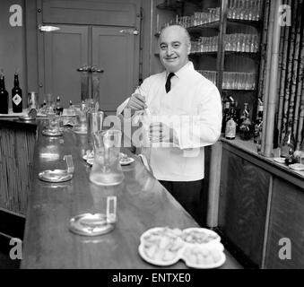 Joe Gilmore top barman al Savoy Hotel di Londra si vede qui la preparazione di cocktail. 1970 Foto Stock