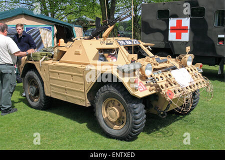 Daimler Ferret Mk1 Scout Car Liaison (1953), 10th Royal Hussars. Domenica delle castagne, 10 maggio 2015. Bushy Park, Hampton Court, London Borough of Richmond, Inghilterra, Gran Bretagna, Regno Unito, Regno Unito, Regno Unito, Europa. Sfilata di veicoli d'epoca e classici e mostre con attrazioni della zona fieristica e rievocazioni militari. Credito: Ian Bottle / Alamy Live News Foto Stock