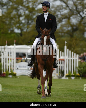 Badminton, South Gloucestershire, UK. Il 10 maggio, 2015. Mitsubishi Motors Badminton Horse Trials, giorno 4 di 4 - William Fox Pitt (GBR) riding Chili mattina durante lo show jumping credito fase: Azione Plus sport/Alamy Live News Foto Stock