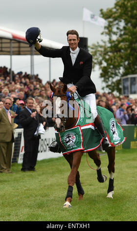 Badminton, South Gloucestershire, UK. Il 10 maggio, 2015. Mitsubishi Motors Badminton Horse Trials, giorno 4 di 4 - William Fox Pitt (GBR) riding Chili mattino Onore giro durante il cross country di credito fase: Azione Plus sport/Alamy Live News Foto Stock