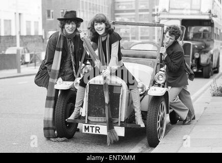 Medico che, attore Tom Baker - il quarto medico - nella foto al di fuori di Acton rehersal camere con la vettura di Bessie unite da assistenti Sarah Jane Smith svolto da attrice Elisabeth Sladen e John Andrews ha suonato da Ian Marter. Il 9 dicembre 1974. Foto Stock