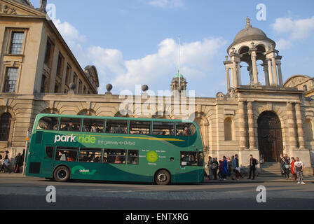 Ibridi Elettrici park & ride bus, high street, oxford, inghilterra. Foto Stock