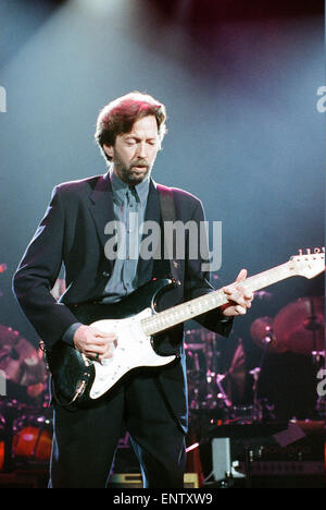 Eric Clapton sul palco al Centro di Brighton, Brighton, 1 febbraio 1992. Foto Stock
