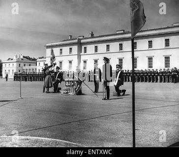 La regina Elisabetta a Sandhurst collegio militare per la presentazione dei nuovi colori. Il 26 giugno 1957 Foto Stock