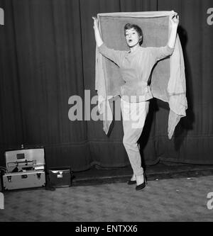 Inglese jazz cantante e attrice Annie Ross, che appare nel film "Gira", pone a St Martins Theatre di Londra Ovest durante una prova per il musical show. Il 29 febbraio 1956. Foto Stock