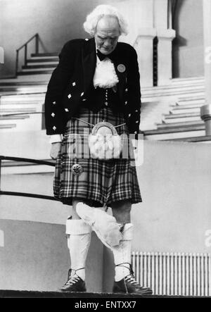 Cor blimey, in modo che la cosa indossano sotto i loro Kilt. 'Solo' un bianco Mullucan Cacatua, che è apparso su bambini di televison molte volte, ha partecipato alla Fiera Nazionale della gabbia e voliera uccelli a Alexandra Palace di Londra. Giudice allevatore ed espositore il Sig. Walter Lumsden mantiene un occhio stanco sul solo, come l'uccello impara tutto sulla Scozia più famoso segreto nascosto. Dicembre 1976 P035281 Foto Stock