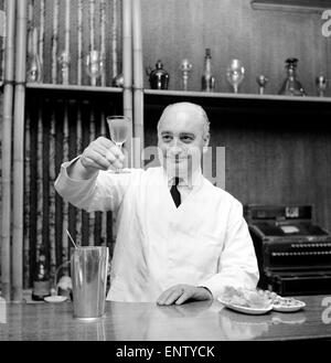 Joe Gilmore top barman al Savoy Hotel di Londra si vede qui la preparazione di cocktail. 1970 Foto Stock