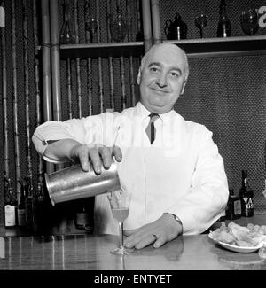 Joe Gilmore top barman al Savoy Hotel di Londra si vede qui la preparazione di cocktail. 1970 Foto Stock