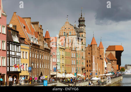 Vista panoramica Old Town Danzica Polonia accanto al fiume Motlawa turisti passeggiata lungomare. Foto Stock