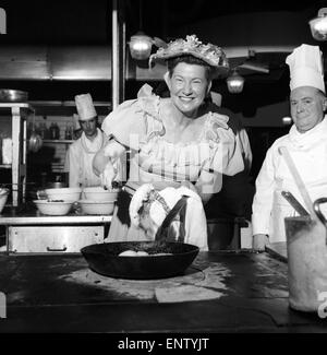 Mini perla da America che è sia un cabaret star e il successo di un boss della 100 fritto di pollo ristoranti, la notte scorsa è stato visualizzato con Liberace sul suo programma televisivo, ma oggi era nelle cucine presso il Dorchester Hotel cucinare la propria ricetta per il pollo fritto. Mini Pearl mostra Dorchester chef Sig. John Clark come preparare il suo pollo fritto. 13 marzo 1969. Foto Stock