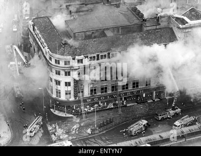 Vista aerea del fuoco a Woolworths departent store nel centro di Manchester, martedì 8 maggio 1979. Il negozio è stato il più grande Woolworths in Europa, con sei piani più il seminterrato è di due livelli. Il fuoco che è iniziato in secondo piano reparto di arredamento, ucciso nove acquirenti e un membro del personale. Si è creduto che il fuoco è stato avviato da un danneggiamento del cavo elettrico che aveva mobili impilati nella parte anteriore di essa. Foto Stock