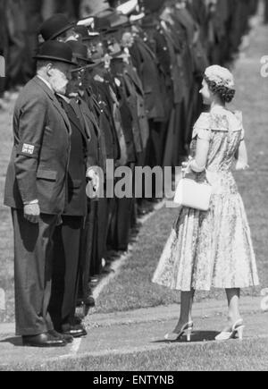 V.C's Parade in Hyde Park .La regina parla di alcuni dei veterani durante la sua ispezione. Il 26 giugno 1956. Foto Stock