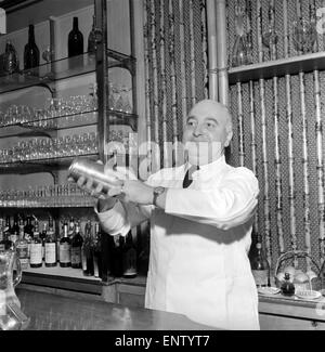 Joe Gilmore top barman al Savoy Hotel di Londra si vede qui la preparazione di cocktail. 1970 Foto Stock