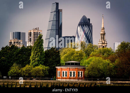 Il cetriolino e Grattuggia formaggio edifici dal lato sud del fiume Tamigi, aria albero per Rotherhithe Tunnel Foto Stock