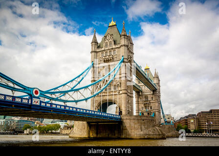 Il Tower Bridge di Londra, visto dal lato sud del fiume Tamigi Foto Stock