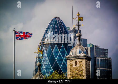 Il Gherkin con union jack flag e la parte superiore della Torre di Londra. Foto Stock