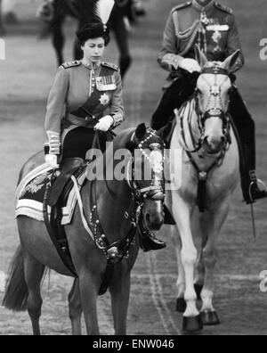 La regina Trooping il colore alla sfilata delle Guardie a Cavallo. 11 giugno 1953. Foto Stock