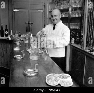 Joe Gilmore top barman al Savoy Hotel di Londra si vede qui la preparazione di cocktail. 1970 Foto Stock