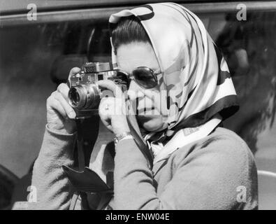 Sua Maestà la Regina Elisabetta II di scattare una foto al Royal Windsor Horse Trials. 174ma maggio 1982. Foto Stock