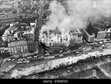 Vista aerea del fuoco a Woolworths departent store nel centro di Manchester, martedì 8 maggio 1979. Il negozio è stato il più grande Woolworths in Europa, con sei piani più il seminterrato è di due livelli. Il fuoco che è iniziato in secondo piano reparto di arredamento, ucciso nove acquirenti e un membro del personale. Si è creduto che il fuoco è stato avviato da un danneggiamento del cavo elettrico che aveva mobili impilati nella parte anteriore di essa. Foto Stock