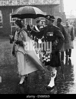 Royal Tour delle isole. La regina è intrisa come lei passi a riva di Oban. Il 14 agosto 1956. Foto Stock