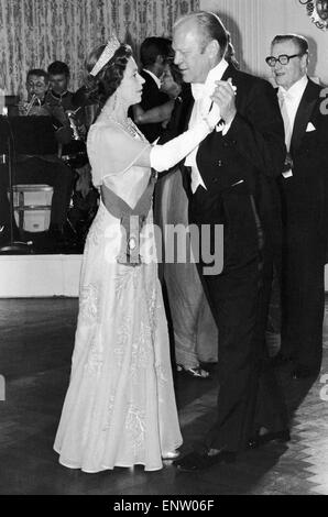 Queen Elizabeth II ballare con il presidente statunitense Gerald Ford dopo una casa bianca a banchetto. Silver Jubilee. Gennaio 1977. Foto Stock