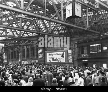 La Folla di sarebbero i passeggeri in attesa di sinistra sul piazzale, a causa di ritardi dei treni presso la Stazione Centrale di Glasgow, Glasgow, Scozia, 25 aprile 1968. Foto Stock