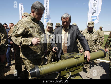 Kiev, Ucraina. 11 Maggio, 2015. Il presidente ucraino Petro Poroshenko (L) durante una visita ad un addestramento militare terreno 'Desna'', dove ha preso conoscenza con i campioni delle ultime anti-serbatoio arma sviluppata dalla società ''Ukroboronprom'' e guardato la sua prova, nella regione di Chernigov, Ucraina, il 11 maggio, 2015. Il presidente ha detto che un possibile attacco del serbatoio è il più pericoloso. Credito: Serg Glovny/ZUMA filo/ZUMAPRESS.com/Alamy Live News Foto Stock