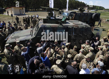 Kiev, Ucraina. 11 Maggio, 2015. Il presidente ucraino Petro Poroshenko durante una visita ad un addestramento militare terreno 'Desna'', dove ha preso conoscenza con i campioni delle ultime anti-serbatoio arma sviluppata dalla società ''Ukroboronprom'' e guardato la sua prova, nella regione di Chernigov, Ucraina, il 11 maggio, 2015. Il presidente ha detto che un possibile attacco del serbatoio è il più pericoloso. Credito: Serg Glovny/ZUMA filo/ZUMAPRESS.com/Alamy Live News Foto Stock