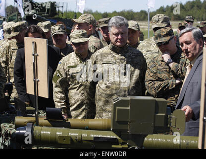 Kiev, Ucraina. 11 Maggio, 2015. Il presidente ucraino Petro Poroshenko .(C) durante una visita ad un addestramento militare terreno 'Desna'', dove ha preso conoscenza con i campioni delle ultime anti-serbatoio arma sviluppata dalla società ''Ukroboronprom'' e guardato la sua prova, nella regione di Chernigov, Ucraina, il 11 maggio, 2015. Il presidente ha detto che un possibile attacco del serbatoio è il più pericoloso. Credito: Serg Glovny/ZUMA filo/ZUMAPRESS.com/Alamy Live News Foto Stock