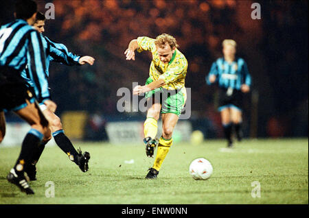 Norwich City v. Inter e Milan in Coppa UEFA. Jeremy Goss in azione. Il 24 novembre 1993. Foto Stock