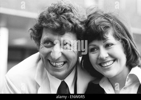 Photocall per introdurre il nuovo medico che, attore Tom Baker - il quarto medico - nella foto con assistente Sarah Jane Smith svolto da attrice Elisabeth Sladen. Il 15 febbraio 1974. Foto Stock