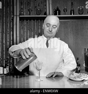 Joe Gilmore top barman al Savoy Hotel di Londra si vede qui la preparazione di cocktail. 1970 Foto Stock