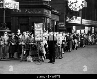 Coda ordinata dei passeggeri per treno per Wemyss Bay, la Stazione Centrale di Glasgow, Glasgow, Scozia, 17 luglio 1948. Foto Stock