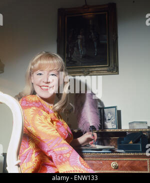 Il cantante Kathy Kirby raffigurata nel suo nuovo appartamento nel quartiere di Mayfair, Londra. Marzo 1969. Foto Stock