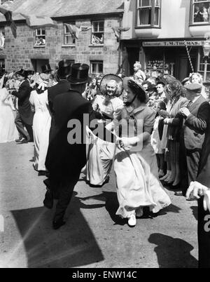 La Danza peloso, noto anche come la Flora alcune volte erroneamente chiamato la danza floreale, avviene in Helston, Cornwall, ed è uno dei più antichi dogana britannica. La Danza Peloso ha luogo ogni anno il 8 maggio. La danza è una celebrazione del passaggio di inverno e l'arrivo della primavera. Maggio 1956 P033488 Foto Stock