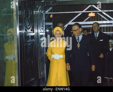 La regina Elisabetta II a County Hall, afdter prendendo parte al Fiume Tamigi Pageant, come parte della HRH argento celebrazioni giubilari, giovedì 9 giugno 1977. Foto Stock