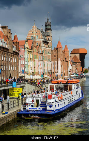 Fiume Motlawa traghetto passeggeri alla storica Città Vecchia di Danzica Polonia Foto Stock